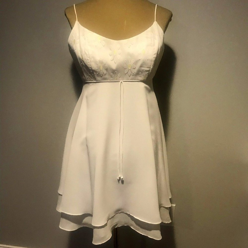 Babydoll white dress, graduation Daisy detail, spaghetti straps, white dress